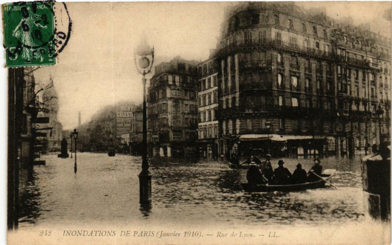 Carte postale ancienne Paris Rue de Lyon Inondations 1910 à Paris