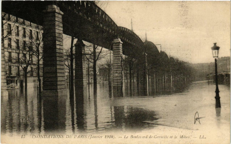 Carte postale ancienne Paris Le Boulevard de Grenelle Inondations 1910 à Paris