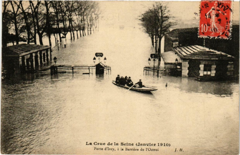 Carte postale ancienne La Crue de la Seine (Janvier-Février 1910) - Porte d'Ivry, à la Barrière de l'Octroi à Paris 13e