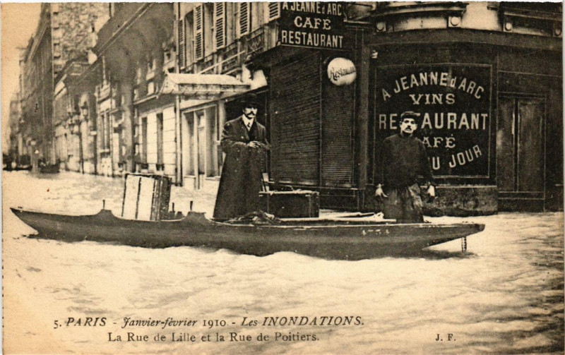Carte postale ancienne Paris La rue de Lille et la Rue de Poitiers Inondations 1910 à Paris