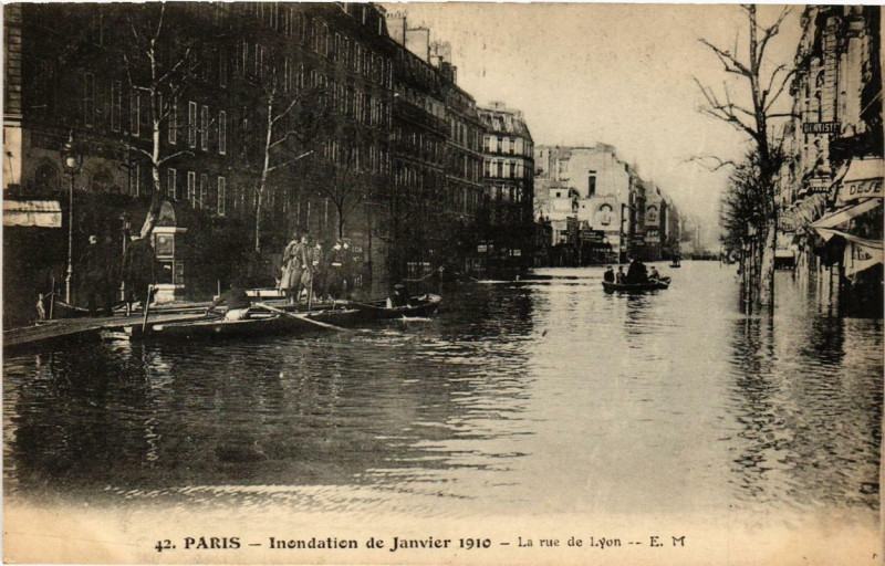 Carte postale ancienne Paris la rue de Lyon Inondations 1910 à Paris