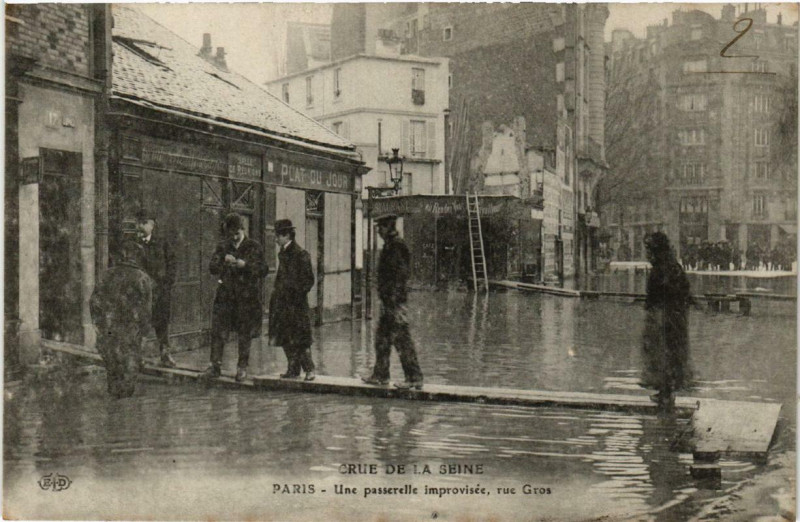 Carte postale ancienne Crue de la Seine - Une passerelle improvisée, rue Gros à Paris 16e