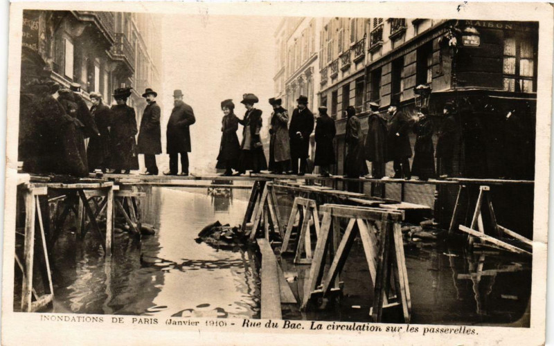 Carte postale ancienne Paris Rue du Bac. Circulation sur les passerelles Inondations 1910 à Paris