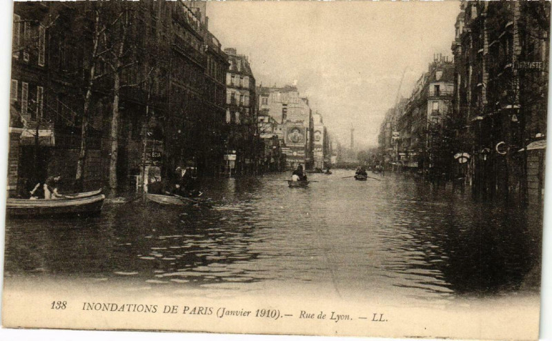 Carte postale ancienne Paris Rue de Lyon Inondations 1910 à Paris