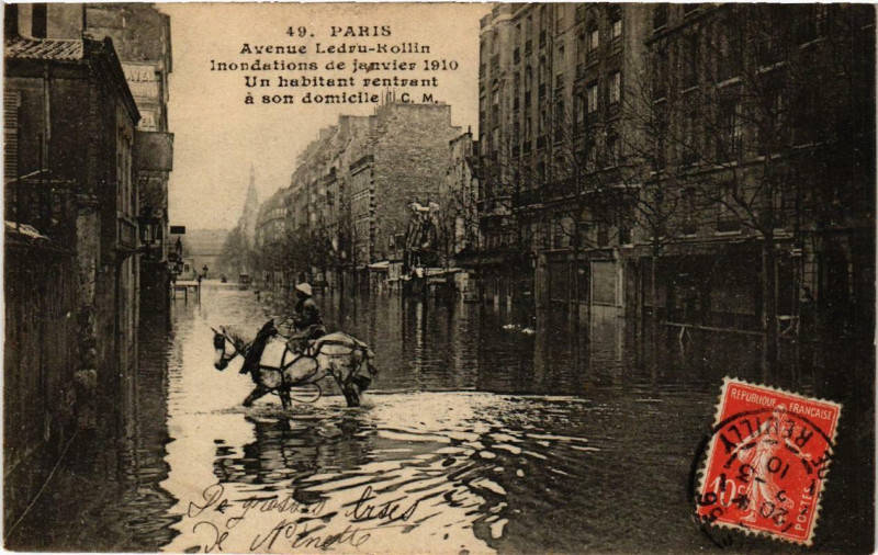Carte postale ancienne Paris Avenue Ledru-Rollin Inondations 1910 à Paris