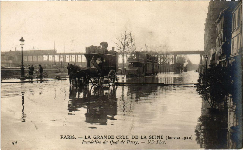 Carte postale ancienne La grande crue de la Seine (Janvier 1910) - Inondation du Quai de Passy. à Paris 16e