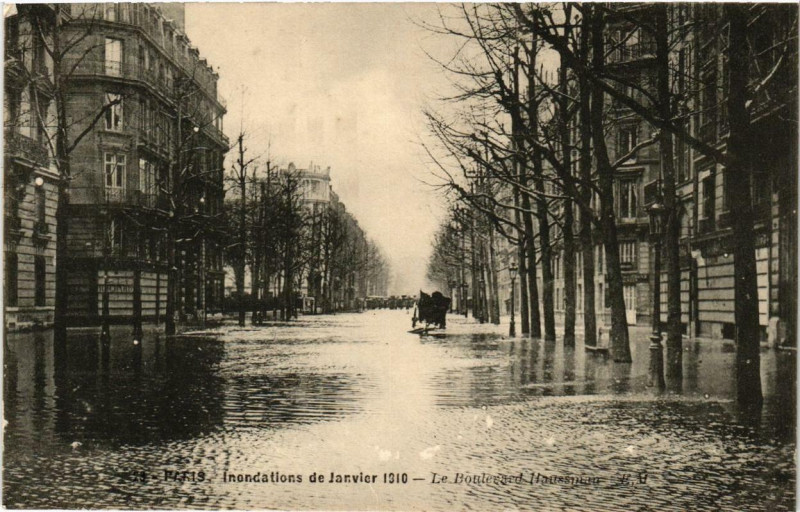 Carte postale ancienne Paris Le Boulevard Haussmann Inondations 1910 à Paris