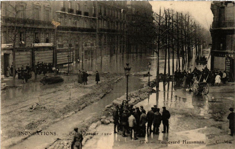 Carte postale ancienne Paris Boulevard Haussmann Inondations 1910 à Paris