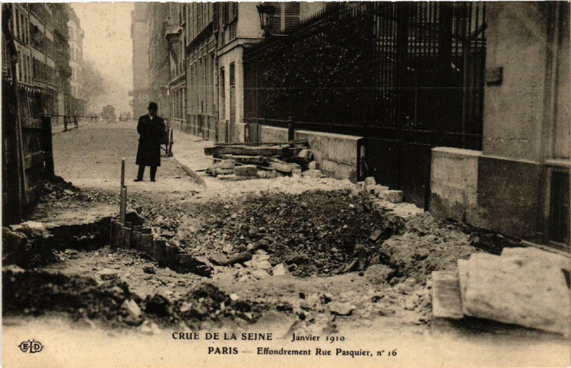 Carte postale ancienne Paris Effondrement Rue Pasquier Inondations 1910 à Paris