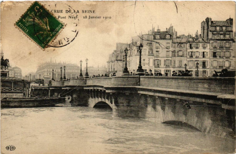 Carte postale ancienne Paris Pont Neuf Inondations 1910 à Paris