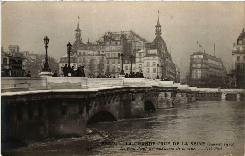 Carte postale ancienne Paris Le Pont Neuf Inondations 1910 à Paris