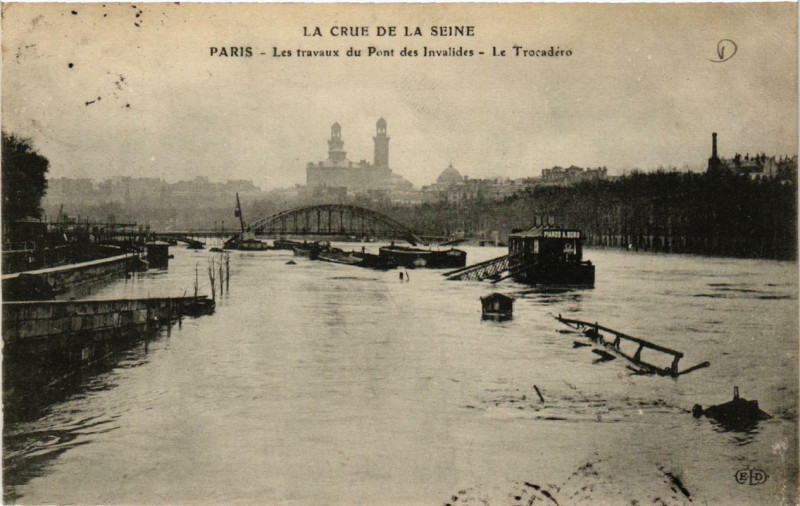 Carte postale ancienne La Crue de la Seine - Les travaux du Pont des Invalides - Le Trocadéro à Paris 7e