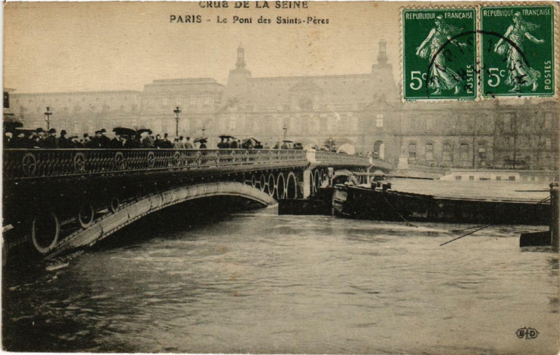 Carte postale ancienne Paris Le Pont des Saints-Peres Inondations 1910 à Paris