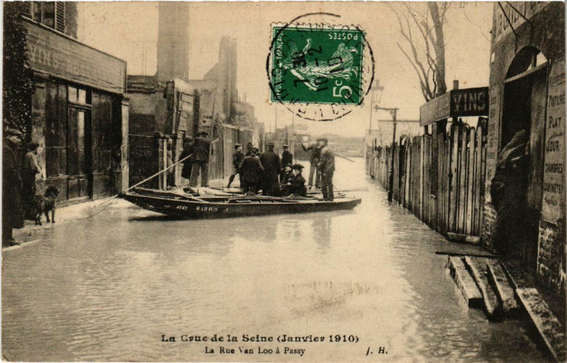Carte postale ancienne La Crue de la Seine (Janvier 1910) - La Rue Van Loo à Passy à Paris 16e