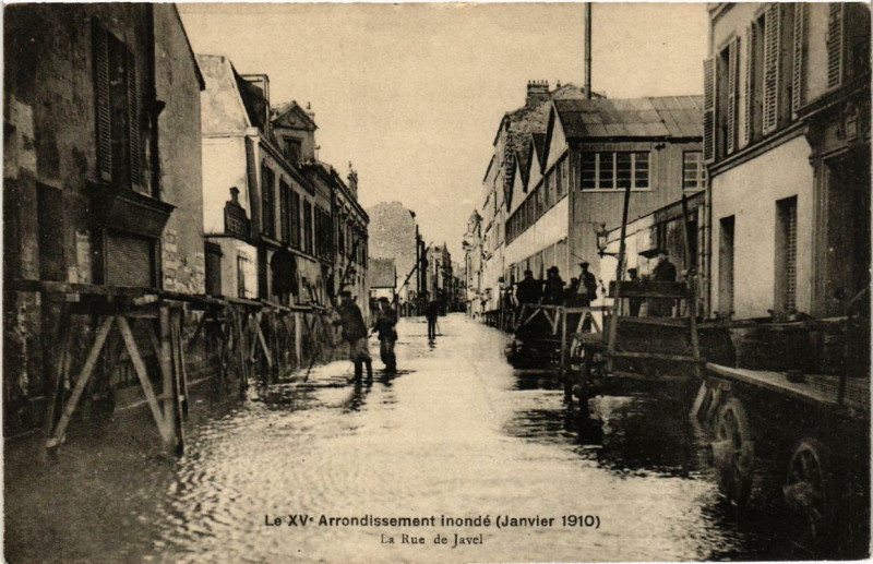 Carte postale ancienne Le XVe Arrondissement inondé (Janvier 1910) - La Rue de Javel à Paris 15e