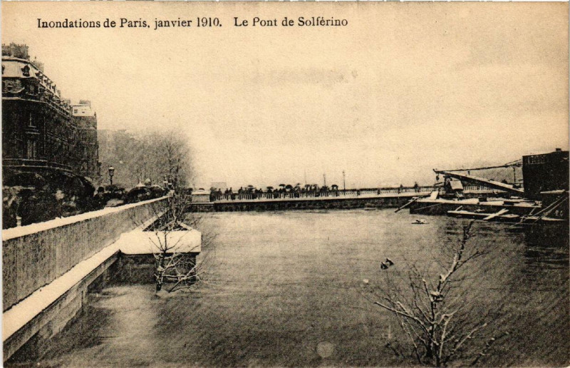Carte postale ancienne Paris Le Pont de Solferino Inondations 1910 à Paris