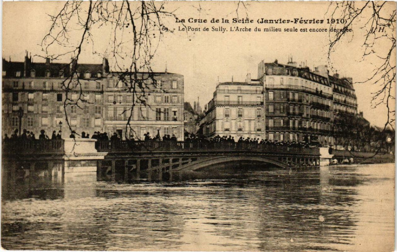 Carte postale ancienne Paris Le Pont de Sully L'Arche du milieu seule Inondations 1910 à Paris