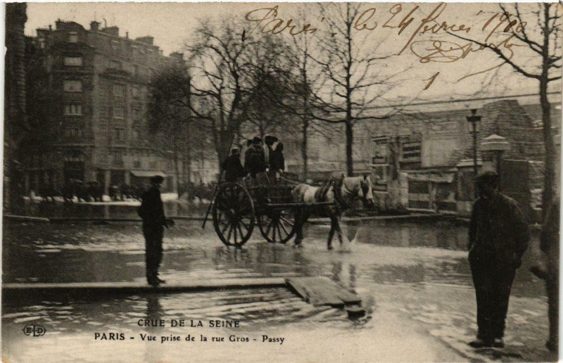 Carte postale ancienne Crue de la Seine - Vue prise de la rue Gros - Passy à Paris 16e