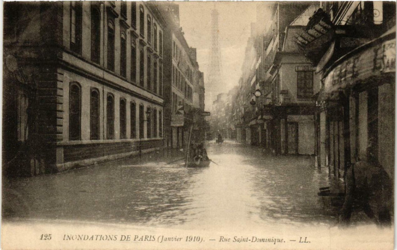 Carte postale ancienne Paris Rue Saint-Dominique Inondations 1910 à Paris