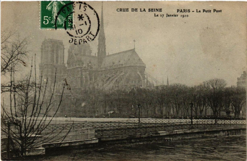 Carte postale ancienne Paris Le Petit Pont Inondations 1910 à Paris