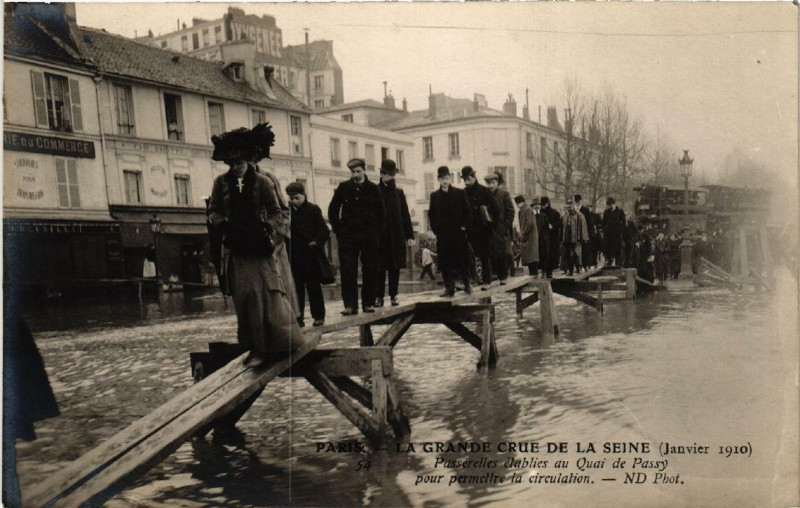 Carte postale ancienne La Grande Crue de la Seine (Janvier 1910) - Passerelles établies au Quai de Passy pour permettre la circulation à Paris 16e