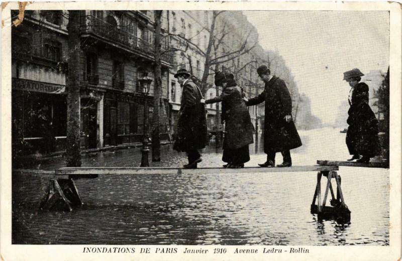 Carte postale ancienne Paris Avenue Ledru-Rollin Inondations 1910 à Paris