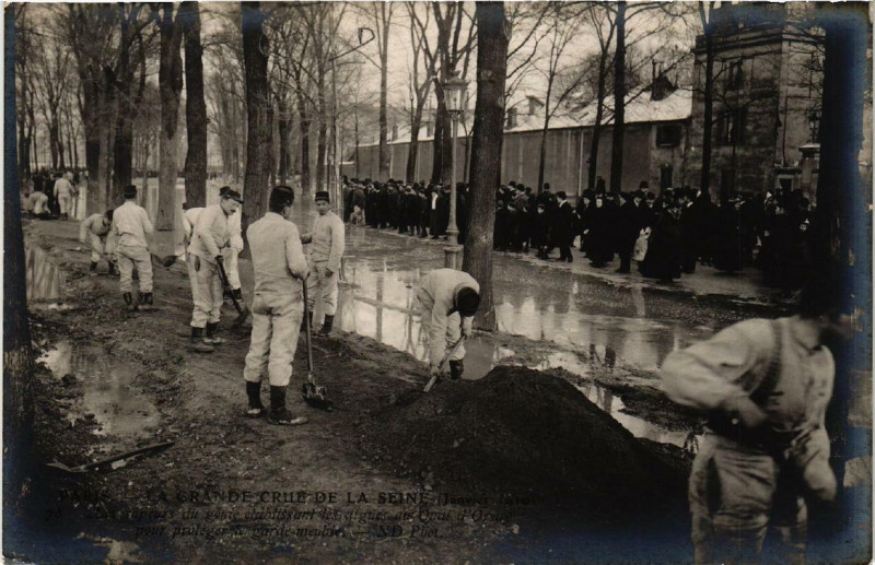 Carte postale ancienne Paris Les Sapeurs du Genie Quai d'Orsay Inondations 1910 à Paris