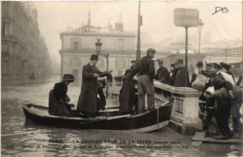 Carte postale ancienne Paris Service de hachotage Rue de Lille Inondations 1910 à Paris