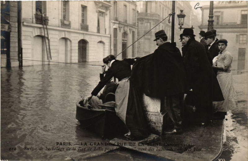 Carte postale ancienne Paris Service de hachotage Rue de Lille Inondations 1910 à Paris