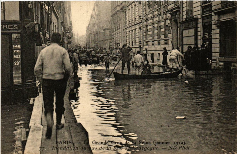 Carte postale ancienne Paris Rue de Bourgogne Inondations 1910 à Paris