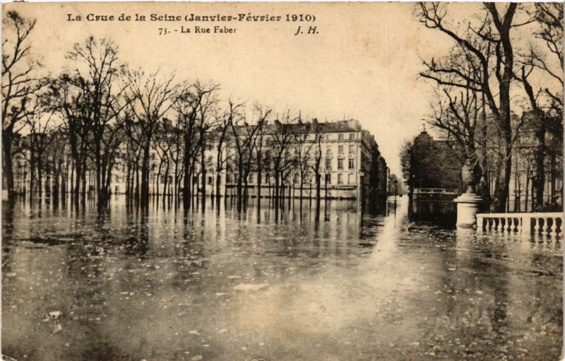 Carte postale ancienne Paris La rue Faber Inondations 1910 à Paris