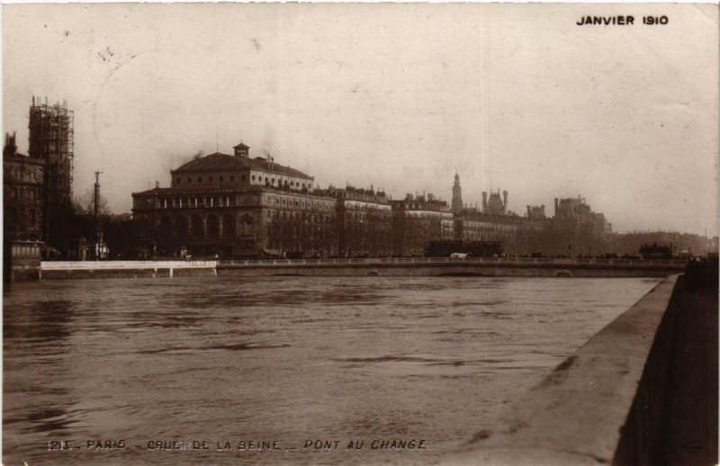 Carte postale ancienne Crue de la Seine - Pont au Change à Paris 4e