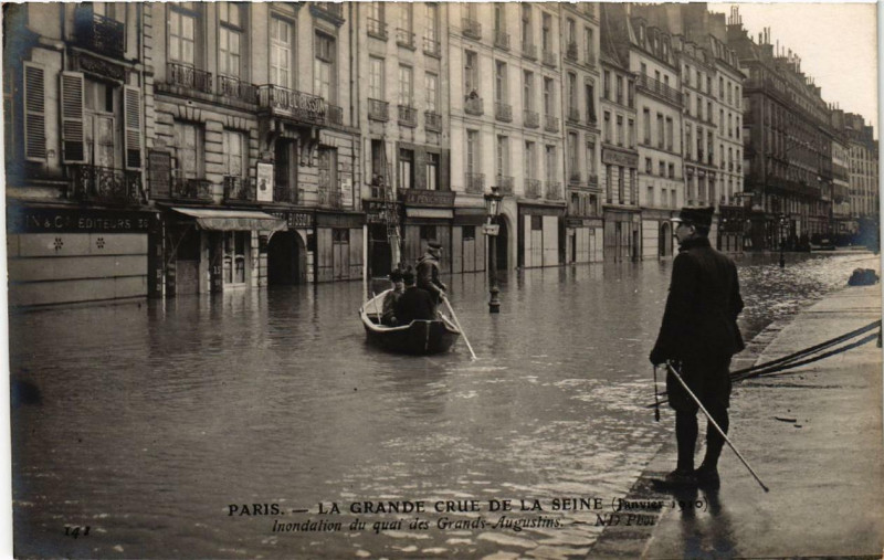Carte postale ancienne Paris Quai des Grands Augustins Inondations 1910 à Paris