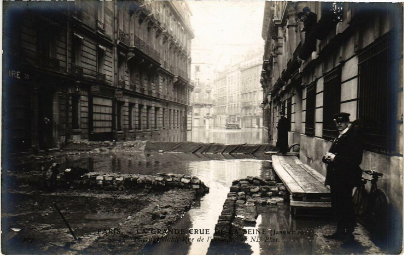 Carte postale ancienne Paris Rue de l'Arcade Inondations 1910 à Paris