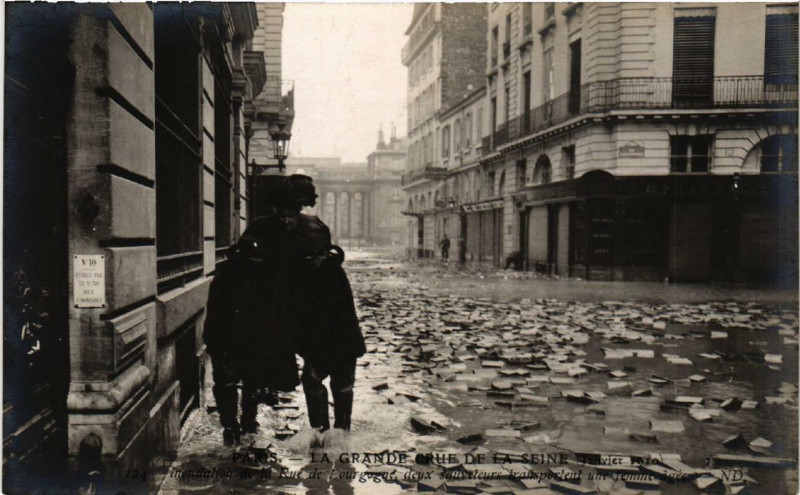 Carte postale ancienne Paris Rue de Bourgogne deus sauveteurs Inondations 1910 à Paris