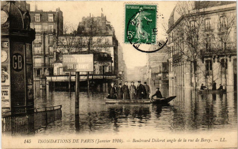 Carte postale ancienne Paris Boulevard Diderot Inondations 1910 à Paris