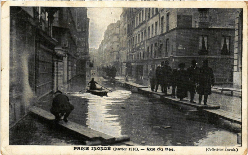 Carte postale ancienne Paris Rue du Bac. Inondations 1910 à Paris