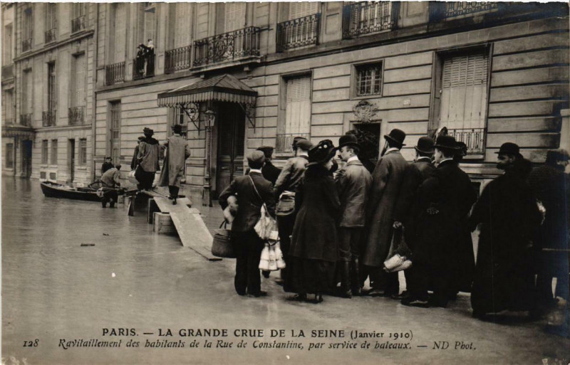 Carte postale ancienne Paris Ravitaillement des habitents Inondations 1910 à Paris