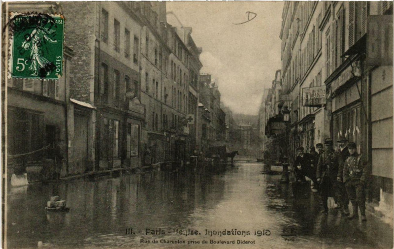 Carte postale ancienne Paris Rue de Charenton prise du Bd Diderot Inondations 1910 à Paris