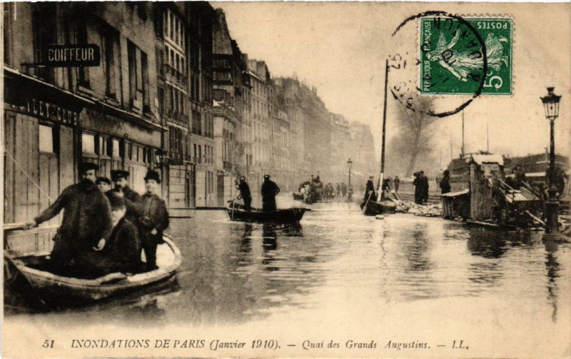 Carte postale ancienne Paris Quai des Grands Augustins Inondations 1910 à Paris