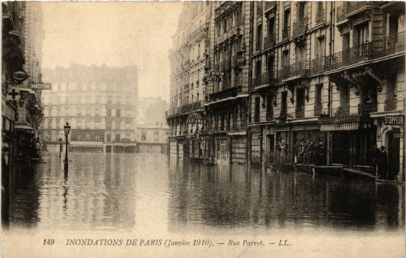 Carte postale ancienne Paris Rue Parrot Inondations 1910 à Paris