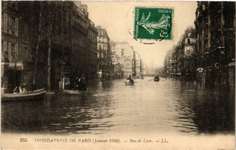 Carte postale ancienne Paris Rue de Lyon Inondations 1910 à Paris
