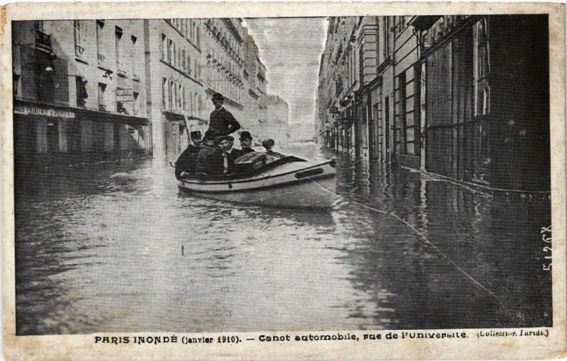 Carte postale ancienne Paris Canot automobile rue de l'Universite Inondations 1910 à Paris