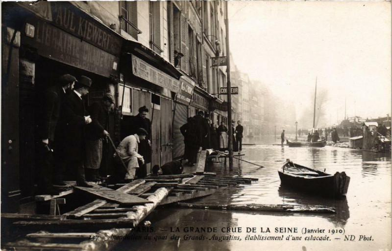 Carte postale ancienne Paris Quai des Grands Augustins Inondations 1910 à Paris