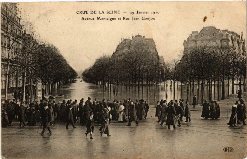 Carte postale ancienne Paris Avenue Montaigne et rue Jean Goujon Inondations 1910 à Paris