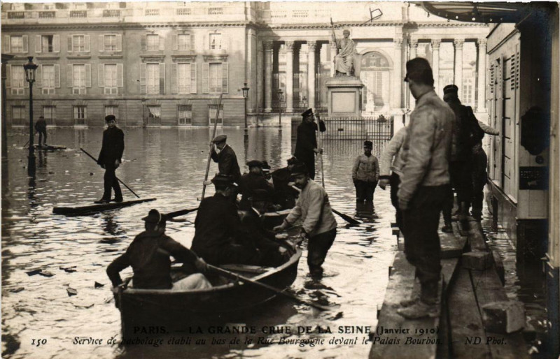 Carte postale ancienne Paris Service de hachotage Rue Bourgogne Inondations 1910 à Paris