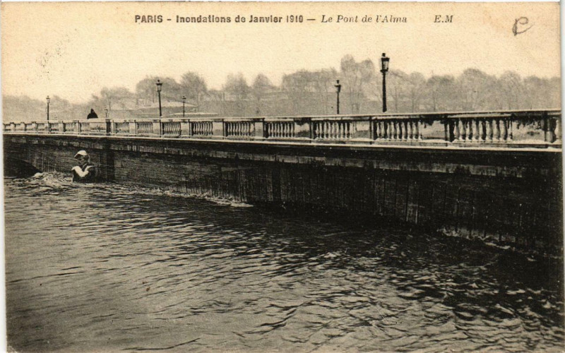 Carte postale ancienne Paris Le Pont de l'Alma Inondations 1910 à Paris