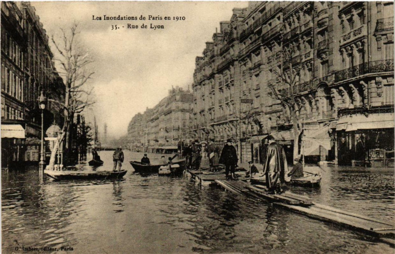 Carte postale ancienne Paris Rue de Lyon Inondations 1910 à Paris