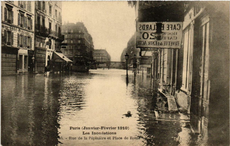 Carte postale ancienne Paris Rue de la Pepiniere et Place de Rome Inondations 1910 à Paris