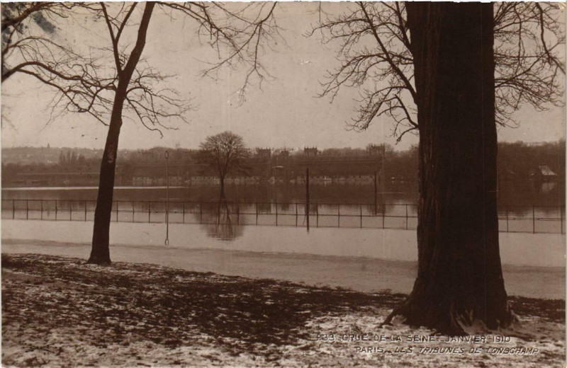 Carte postale ancienne Paris Les Tribunes de Longchamp Inondations 1910 à Paris